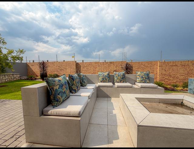 5 BEDROOM FREEHOLD FOR SALE IN MIDSTREAM HEIGHTS